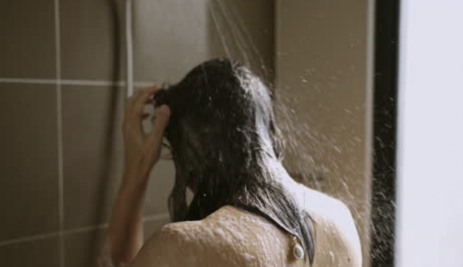 Съпруг монтира скрита камера в банята и научи неочаквана истина за жена си