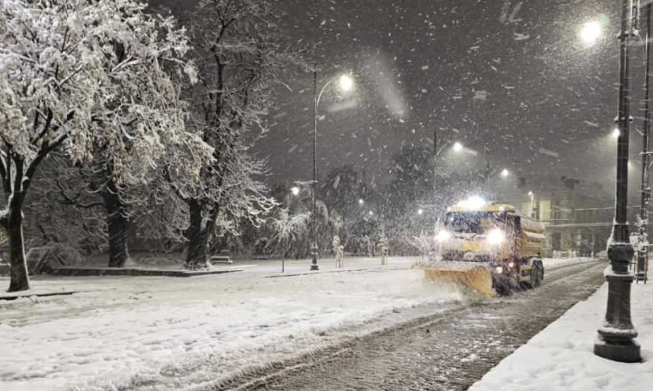 Сняг на парцали вали в София. Температурата е 2 градуса,