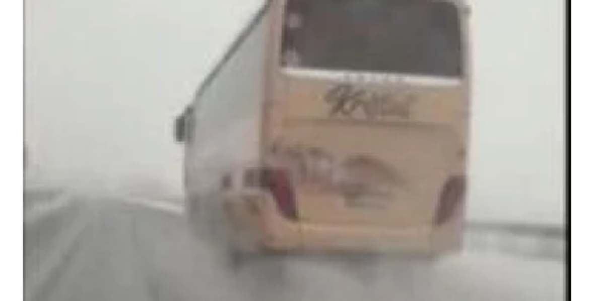 Автобус кара с близо 120 км ч на заснежената АМ Тракия