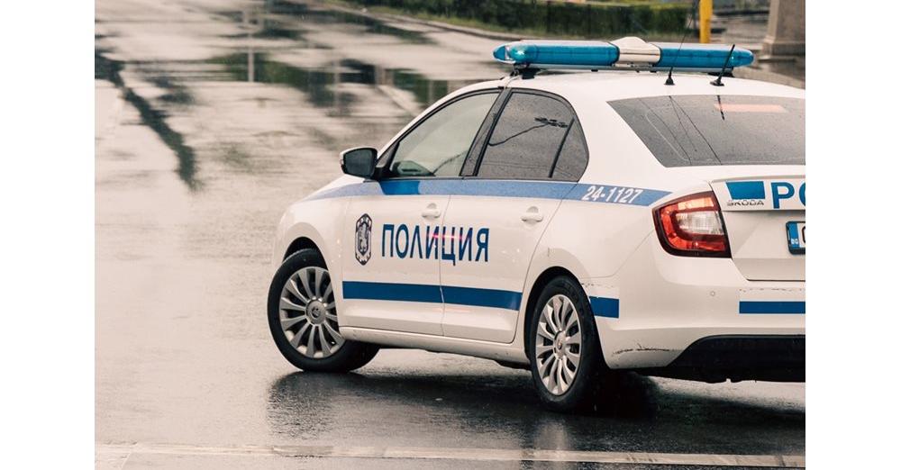 Психичноболен мъж открадна кола в Дупница в която имало две
