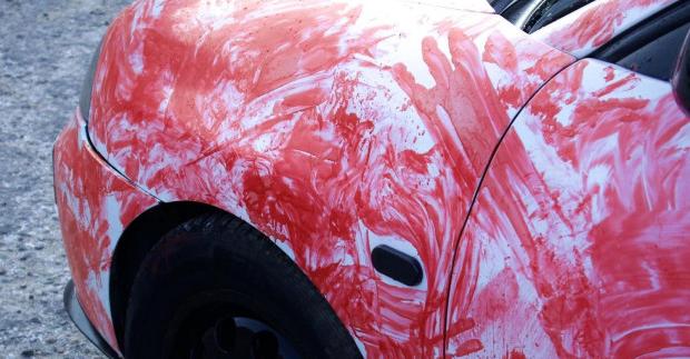 Снимка на кървава“ кола разбуни духовете сред потребителите на социалните