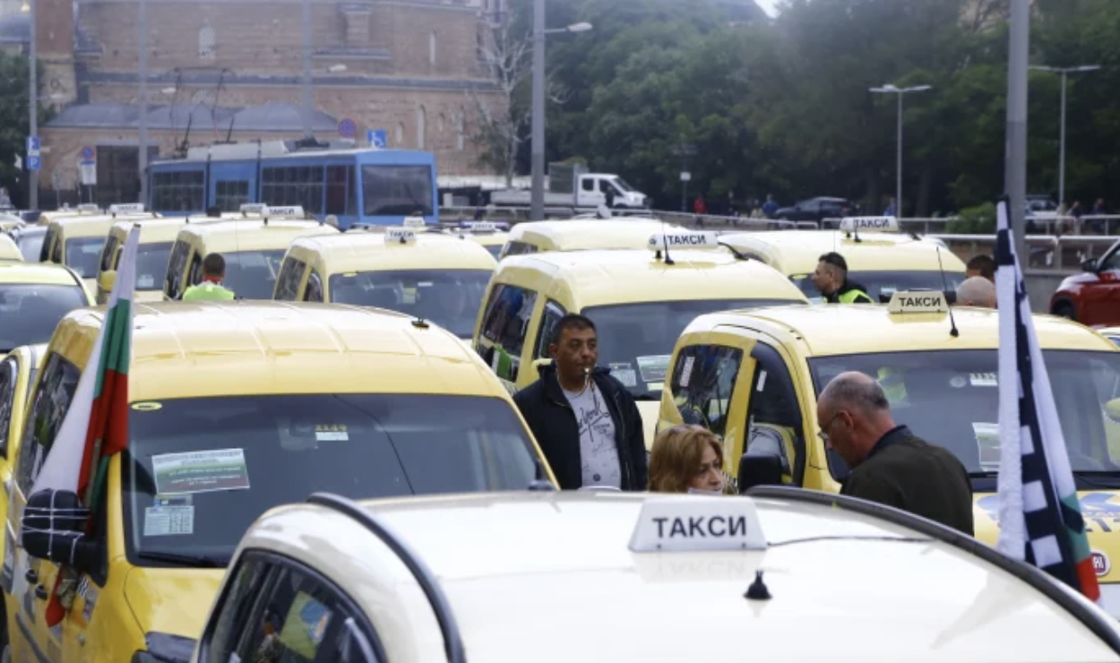 Таксиметровите стоянки в страната са незаконни. Всяка една община трябва