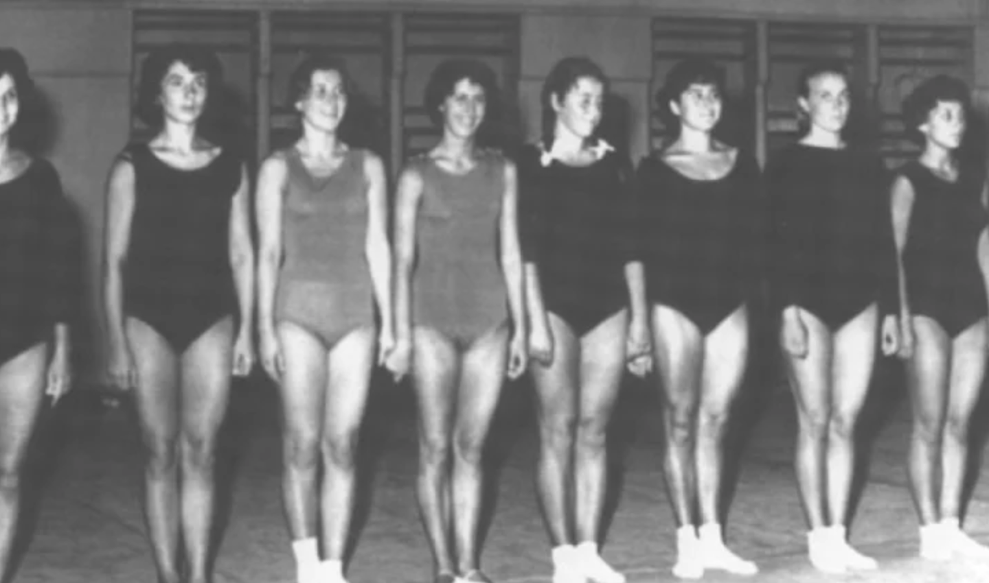 Първият национален отбор. Отляво надясно: Иванка Чакърова (капитан), Цветана Атанасова,