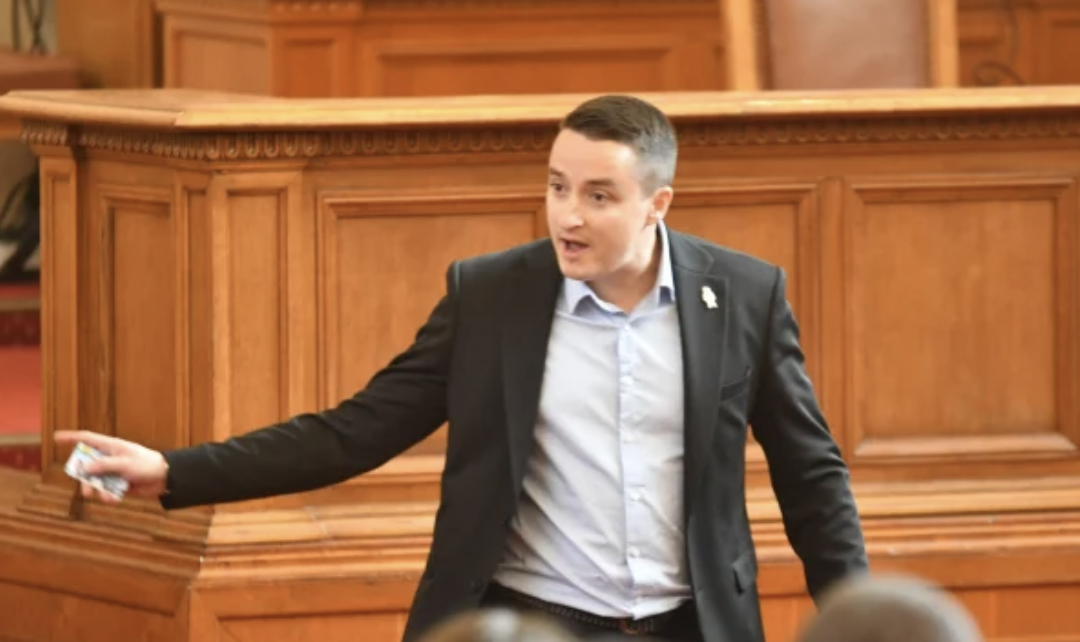 Депутатът от ПП ДБ Явор Божанков коментира в профила си