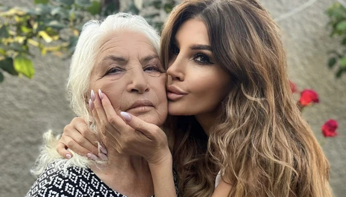 Попфолк певицата Есил Дюран показа страхотни снимки с майка си
