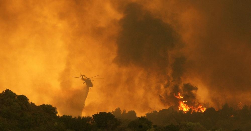 Осем български пожарникари с две пожарни коли помагат за гасенето