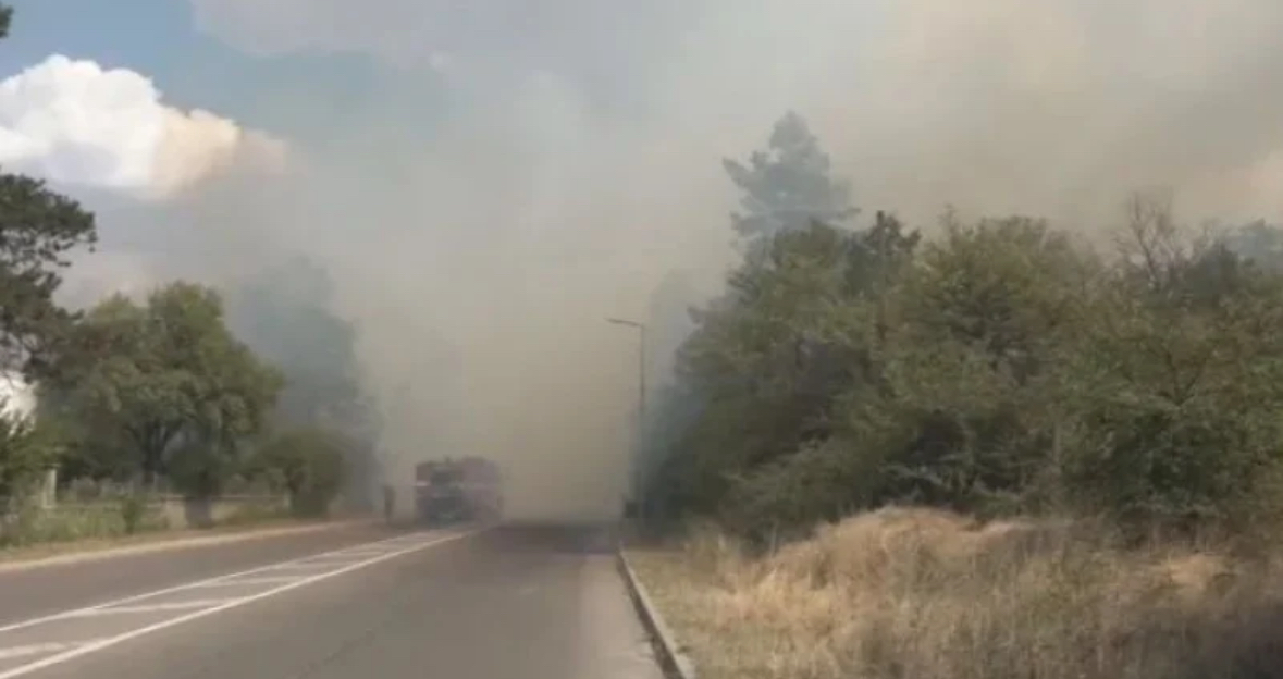 Голям пожар на метри от бензиностанция в Харманли На място