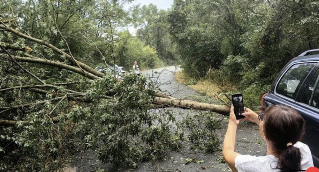 Бурята ударила Троян този следобед се насочи на изток  Обилни валежи