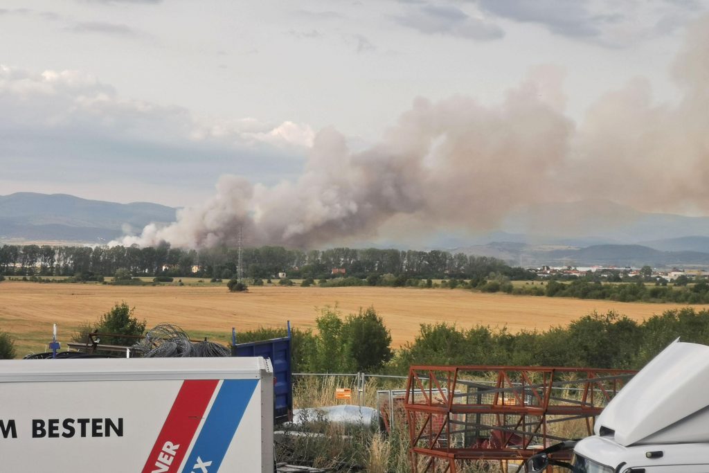 Запали се и склад на голяма хранителна верига до Елин