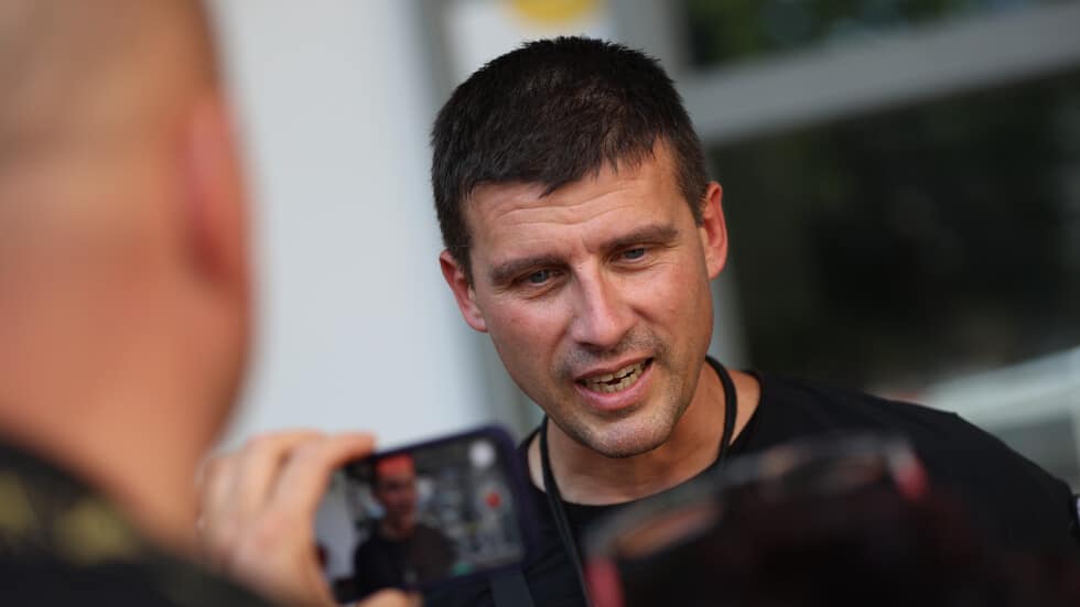 Тъмните облаци над главата на един от воините на светлината