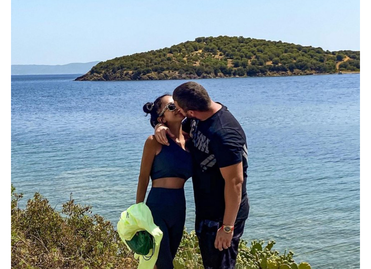 Фолк звездата Мария притежава и красота и талант и сексапил