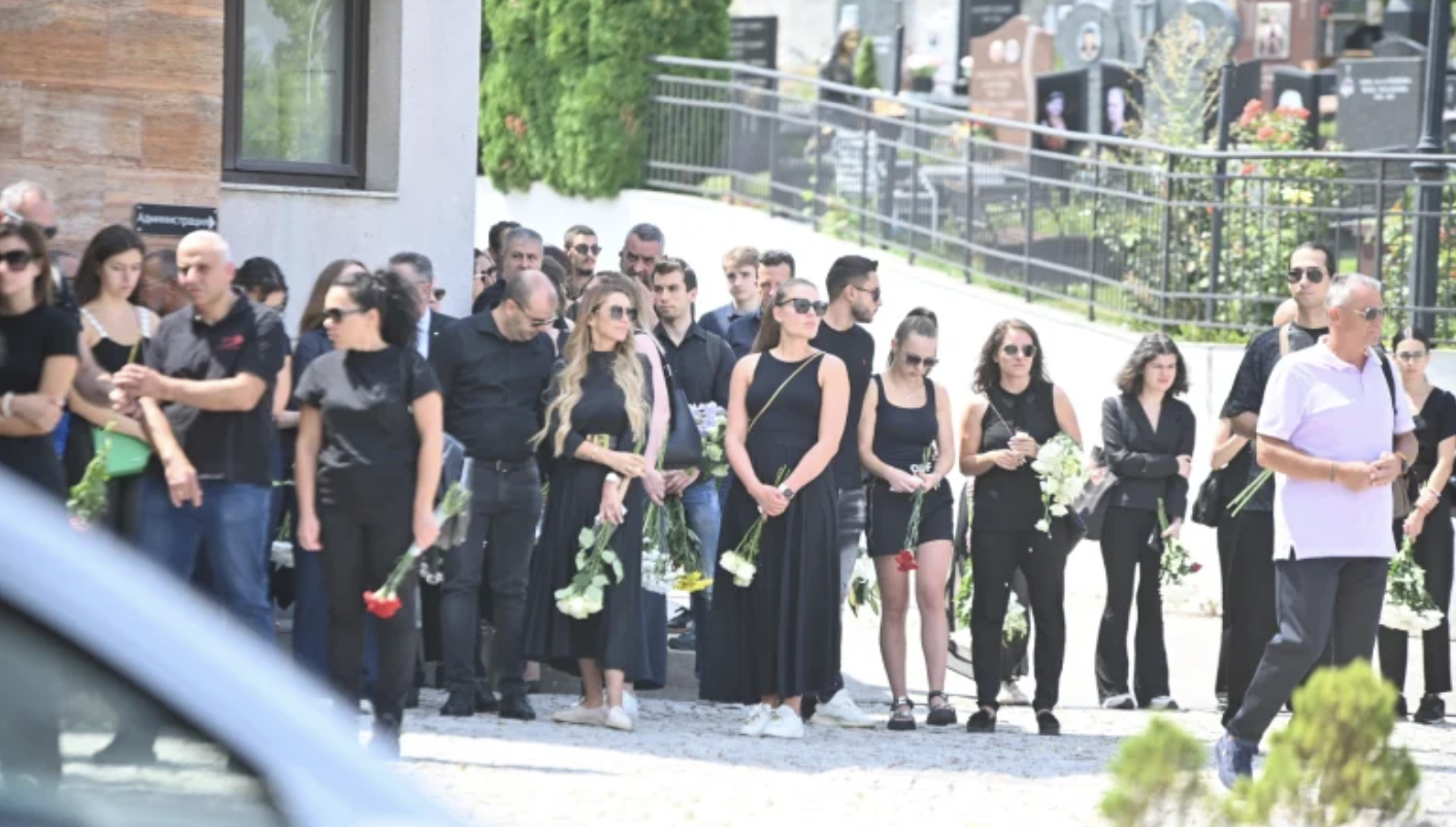 Десетки хора си взеха последно сбогом с доц Петър Шишков