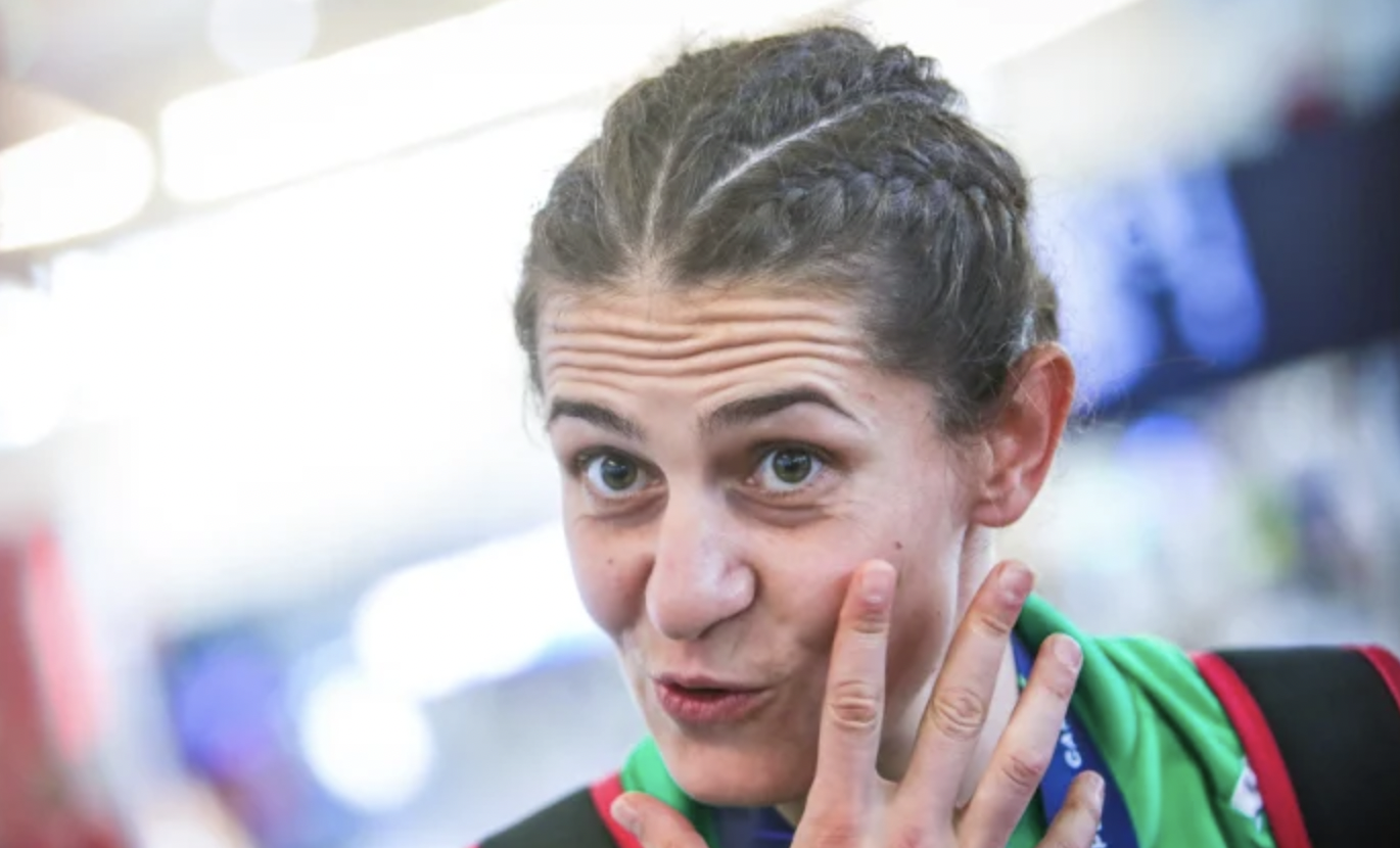 Националката по бокс Светлана Каменова говори пред медиите на Летище