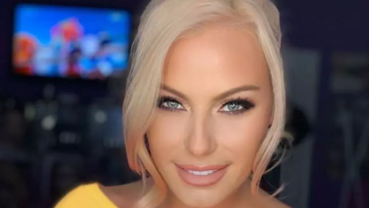 Попфолк певицата Камелия публикува снимка на която показва малкото ѝ