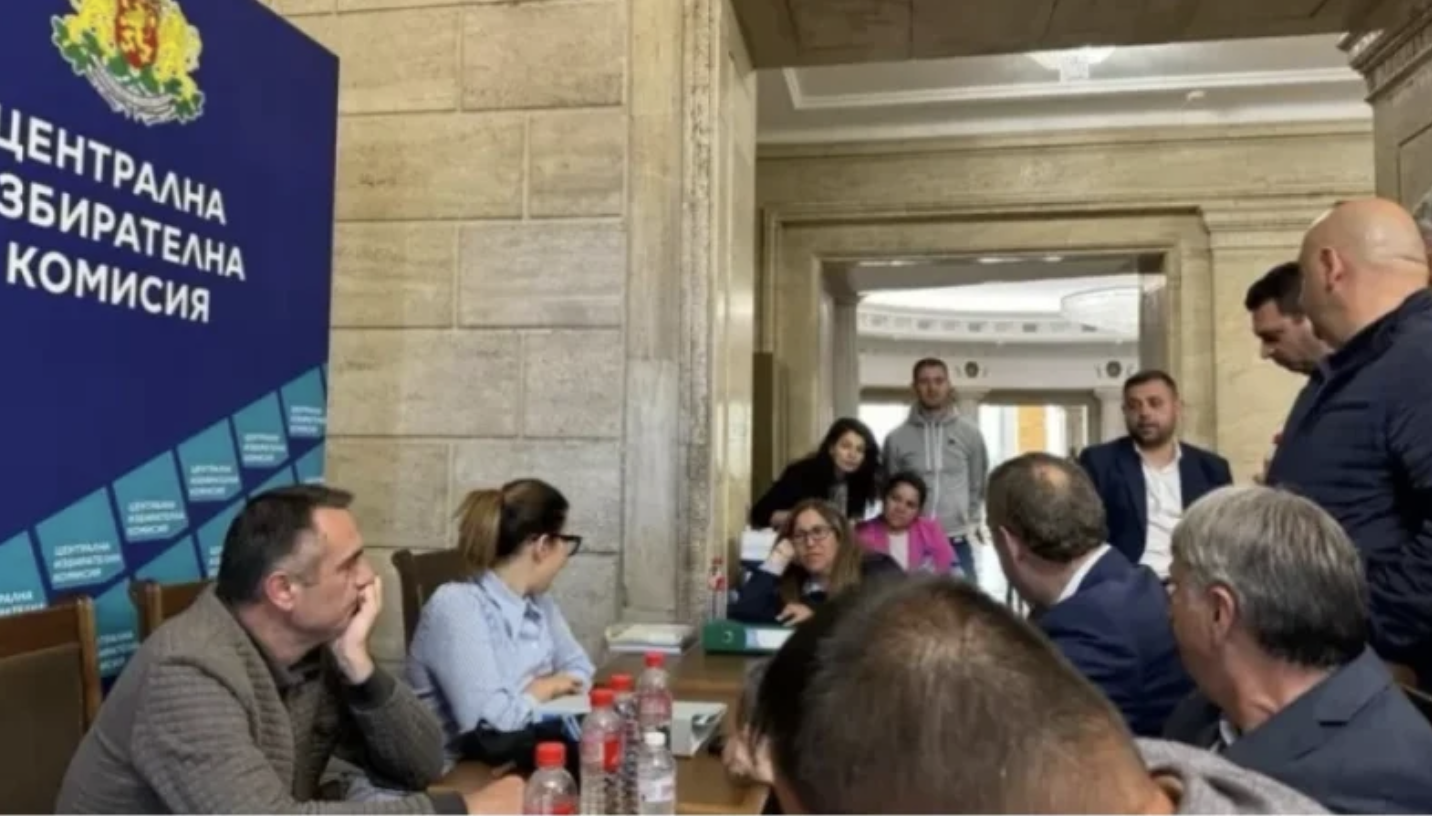 Пълен хаос цари в Централната избирателна комисия докато нейните членове