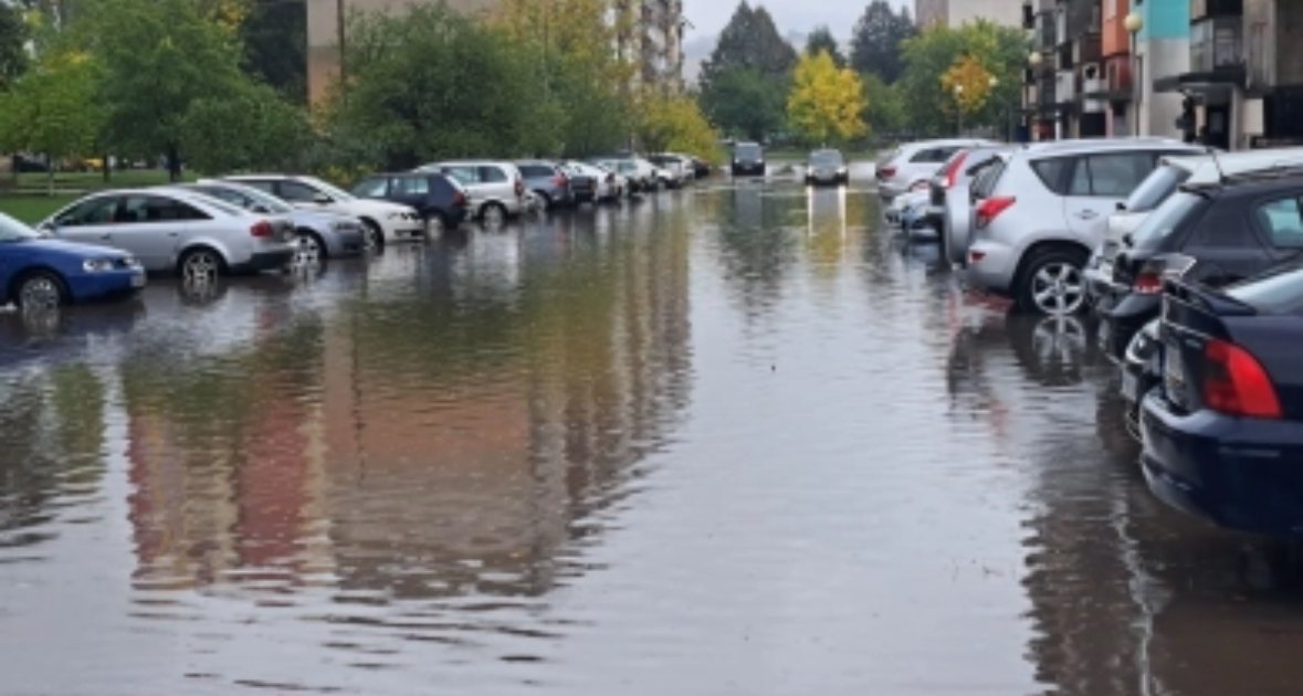 Перник е под вода след излял се проливен дъжд в