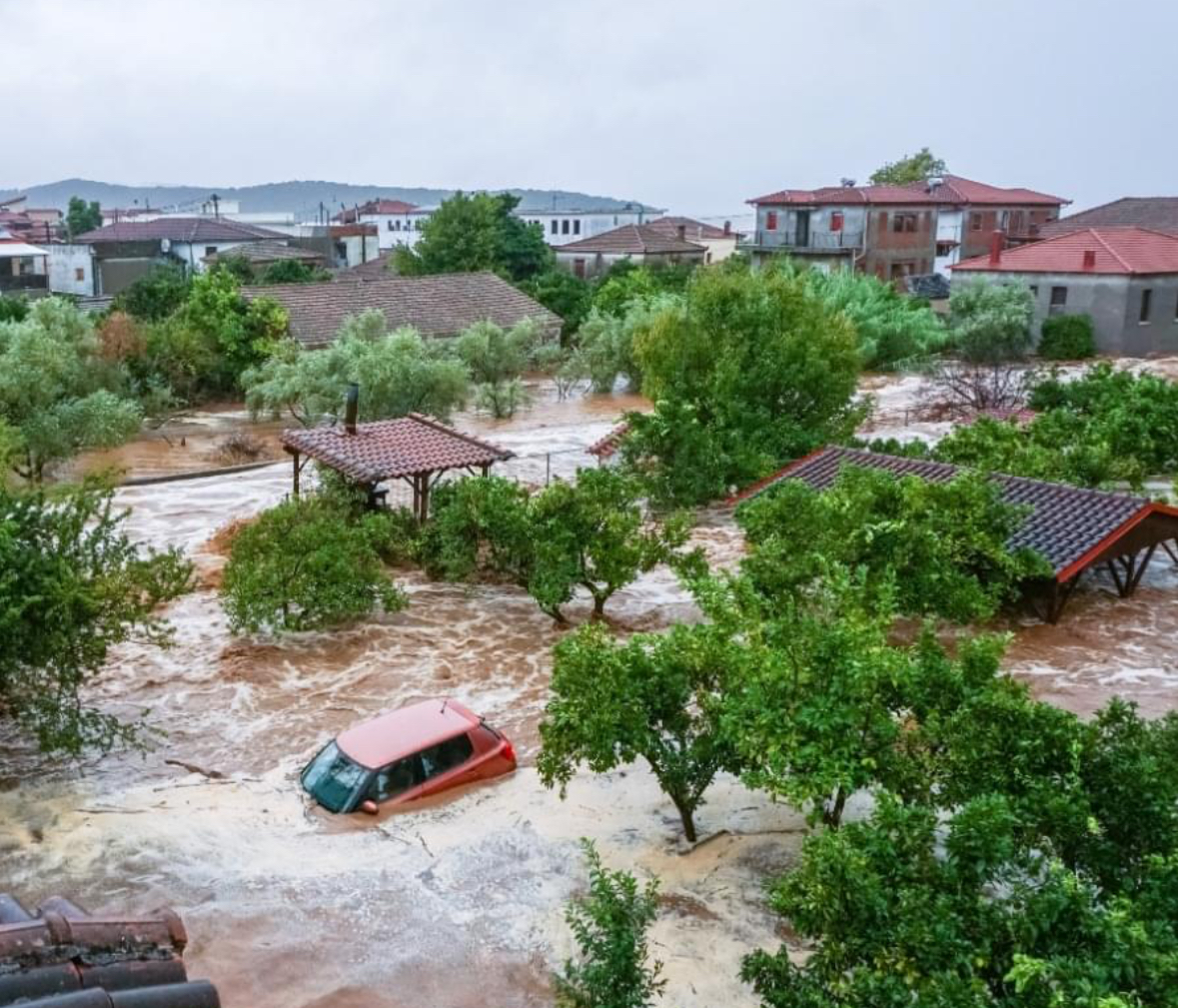 Циклон с проливни валежи преминава през Гърция Има наводнени пътища
