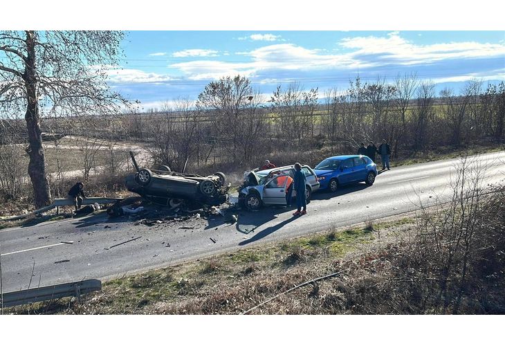 Двама души загинаха а четирима други са ранени при тежка