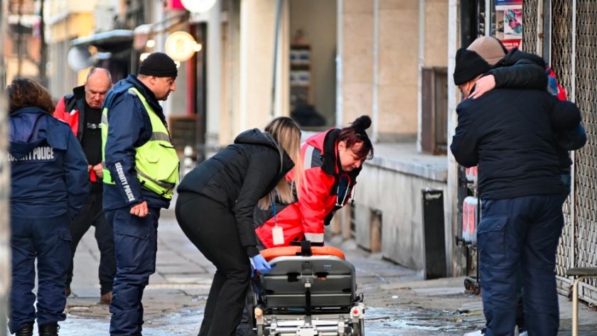 Мъж се подхлъзна на непочистен тротоар на улица Екзарх Йосиф