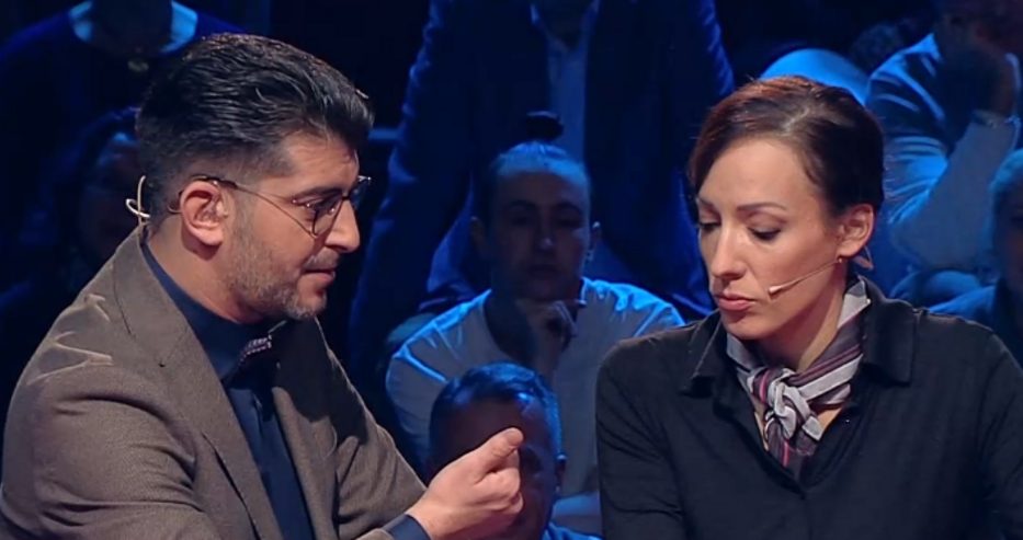 Актриса помогна на водещ да не се изложи Дотам се