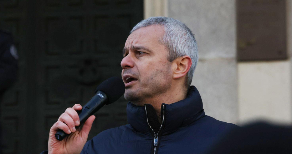 Лидерът на Възраждане Костадин Костадинов определи като провал приетата от