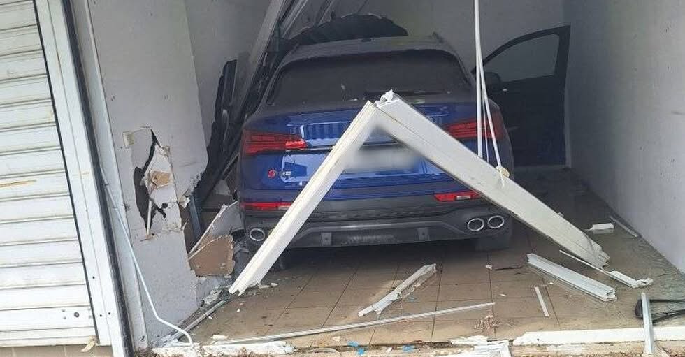 80 годишен шофьор се вряза с автомобила си в магазин на Колхозния