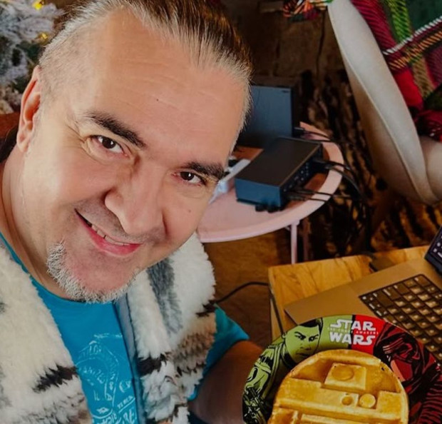 Популярният музикант и екс барабанист на Ку ку бенд – Венелин