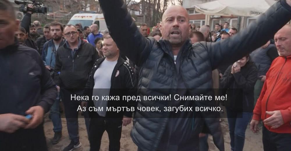 Тишина и сълзи в очите Втори ден десетки чакаха пред