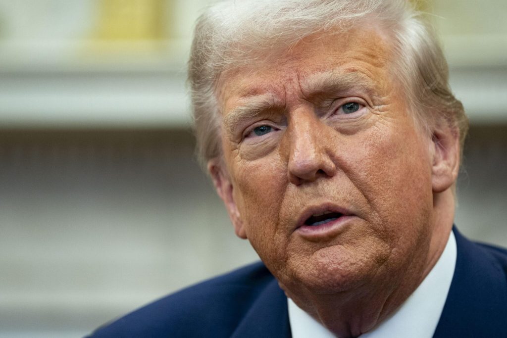 Американска журналистка случайно удари с микрофон в лицето президента на