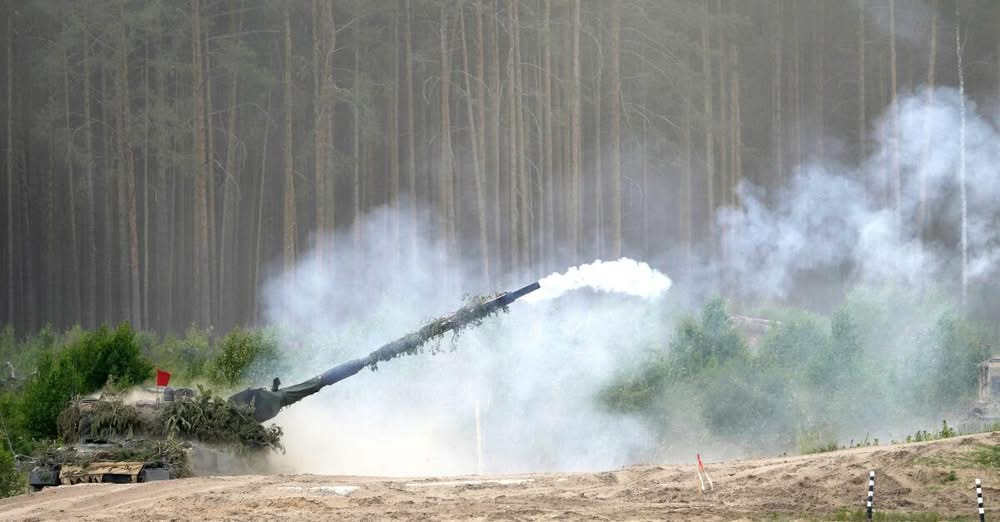 Ракетна установка изпраща облак от кафяв прах във въздуха докато