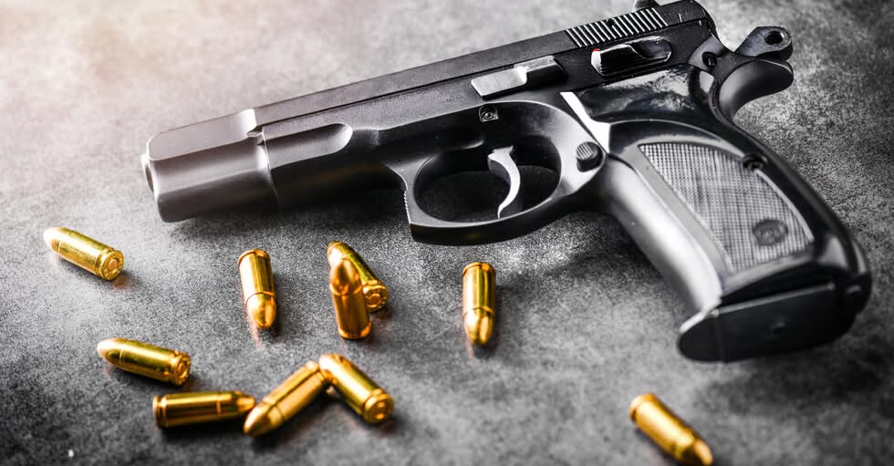 Куршум от пистолета на полицай се заби в офис в