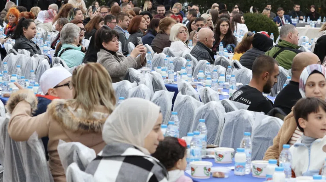 Хиляди мюсюлмани се събраха на площада пред Централна баня в