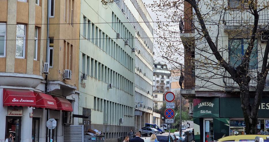 Стреляха по нас от сградата на СДВР Куршумът проби дограмата