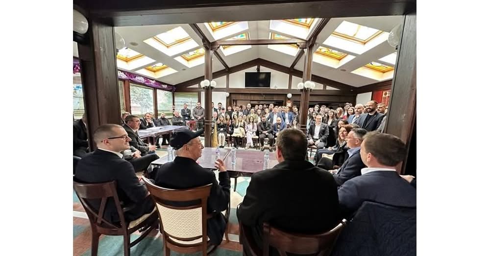 Николай Бареков с двайсетина младежи е нахлул в Сарая в