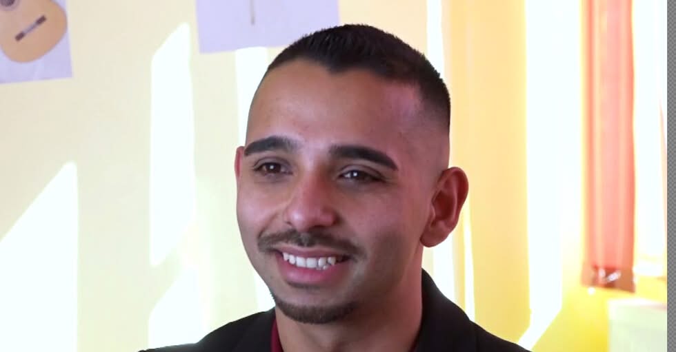 27 годишен учител от Стамоблийски вкарва ромските деца в клас с