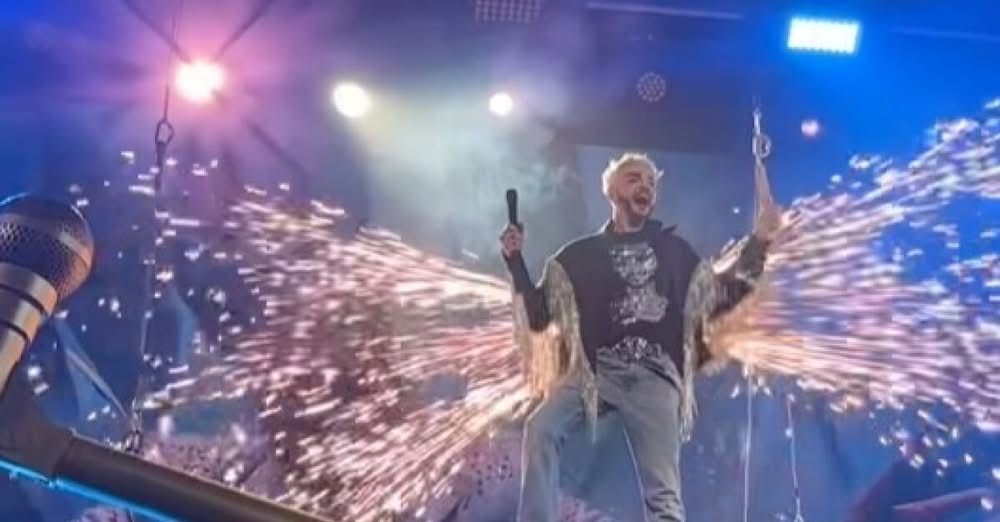 Певецът Филип Киркоров се подпали на сцената по време на