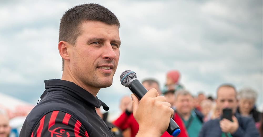 Правителството оцеля при първия вот на недоверие тази седмица а