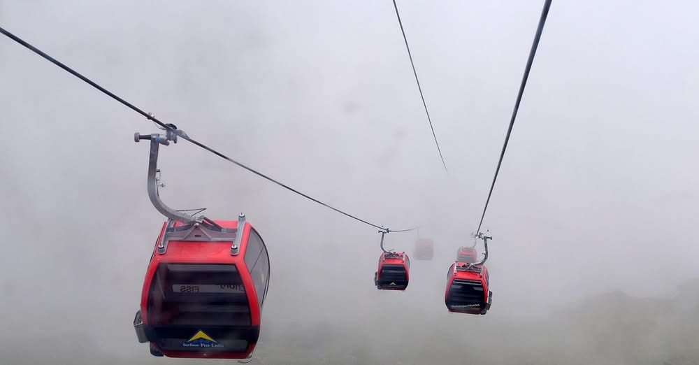 Загинаха хора след падането на кабинков лифт Въжетата са се