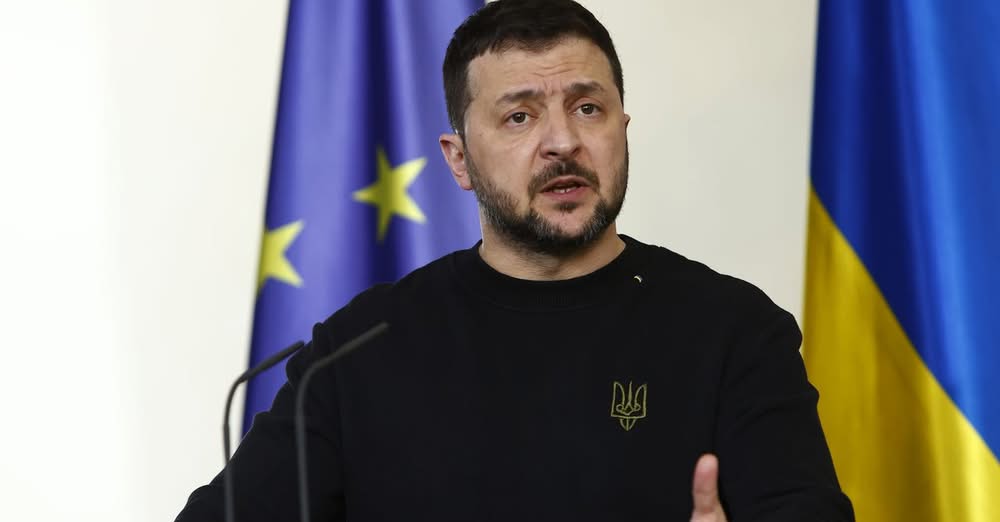 Китайски граждани работят в заводи за производство на дронове в