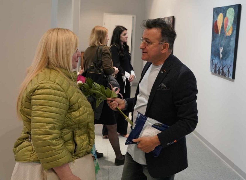 Васил Василев – Зуека разпродаде за минути всичките картини от