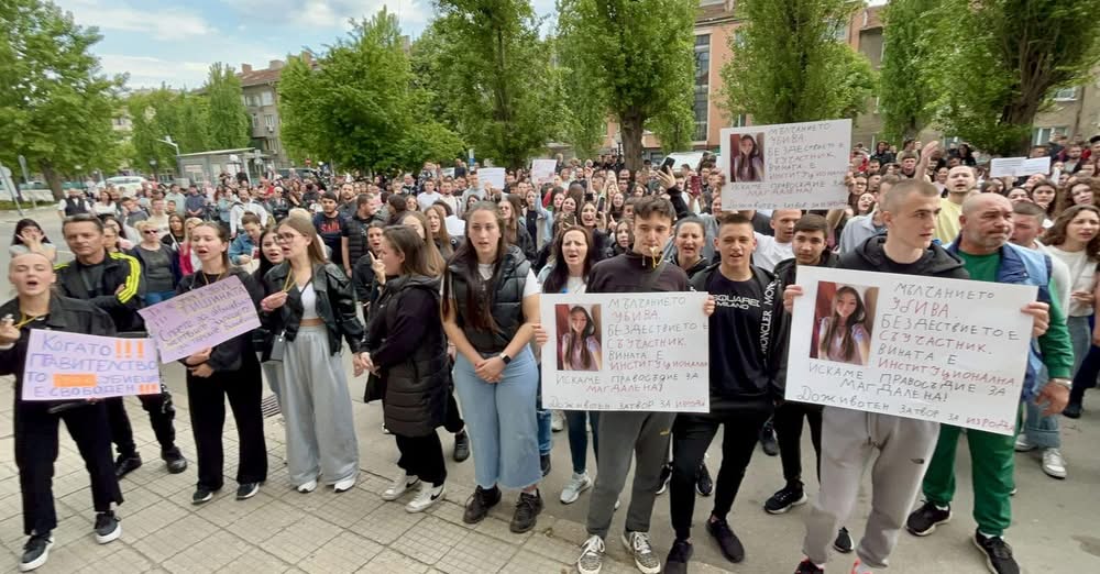 Близки и приятели на убитата 18 годишна Магдалена излязоха на протест