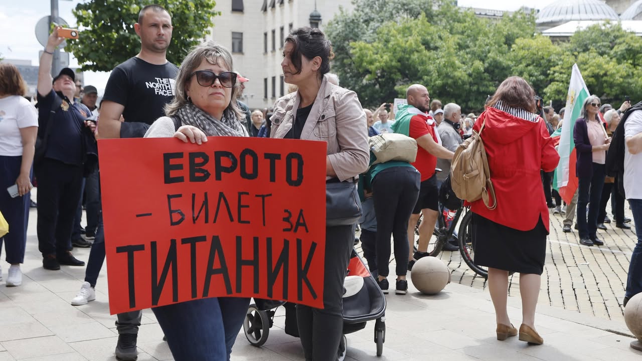 Започна общонационалния протест в триъгълника на властта между сградите на