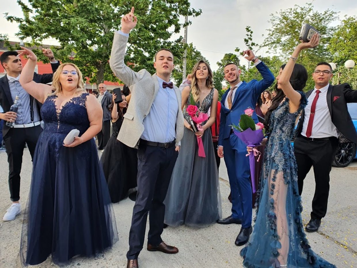 Безгрижие стил и щипка извънземна ексцентричност озариха абитуриентската вечер пред