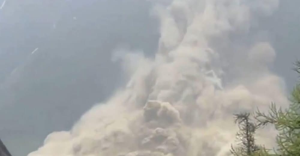 Огромно парче от ледник в швейцарските Алпи се откъсна днес