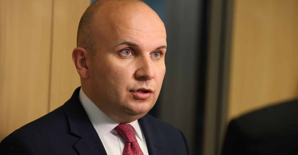 Евродепутатът Илхан Кючюк заяви пред журналисти че продължава заседанието на