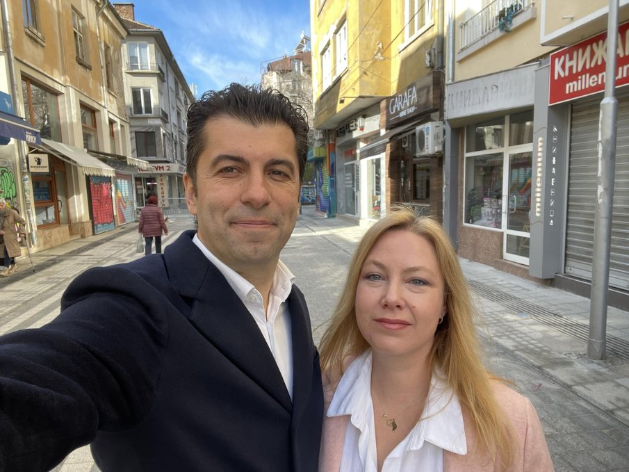 Съпругата на Кирил Петков Линда отлетя за родната Канада за