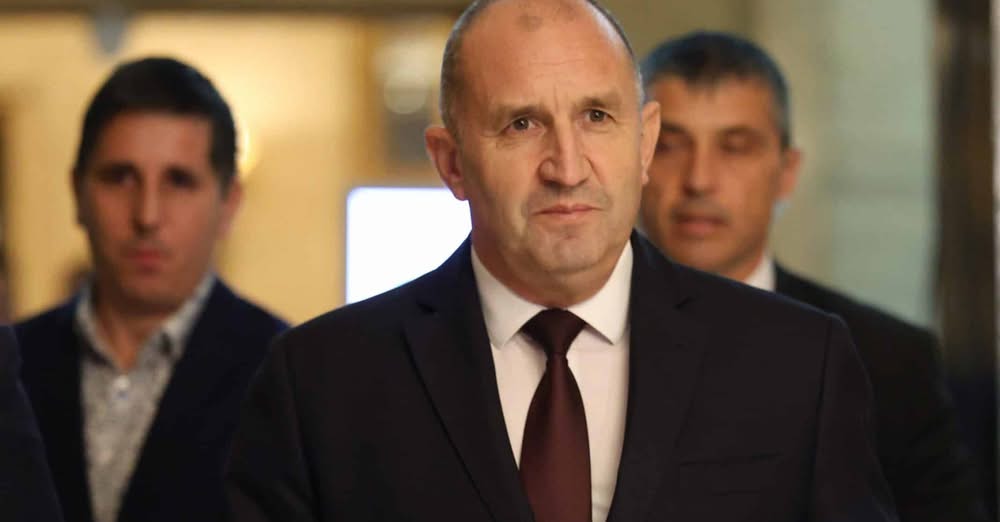 Президентът и по Конституция и като фигура трябва да е