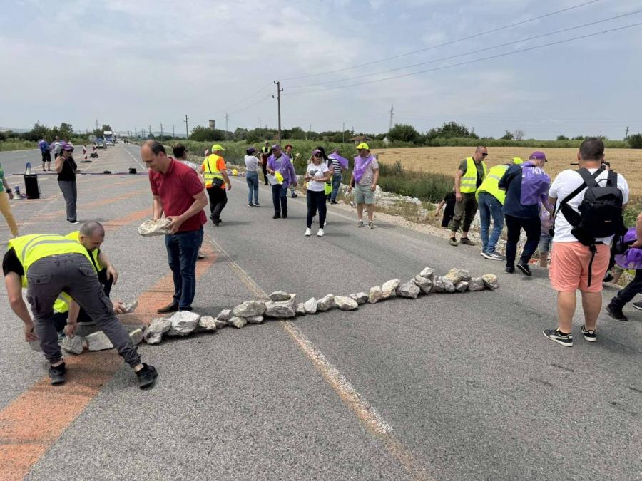 Продължава четвърти час от 12 00 на обяд блокадата на Дунав