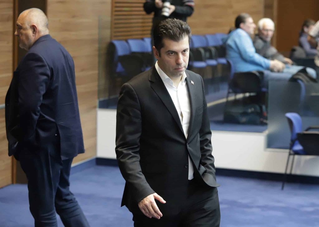 Политическият анализатор Нидал Алгафари коментира в социалните мрежи оттеглянето на