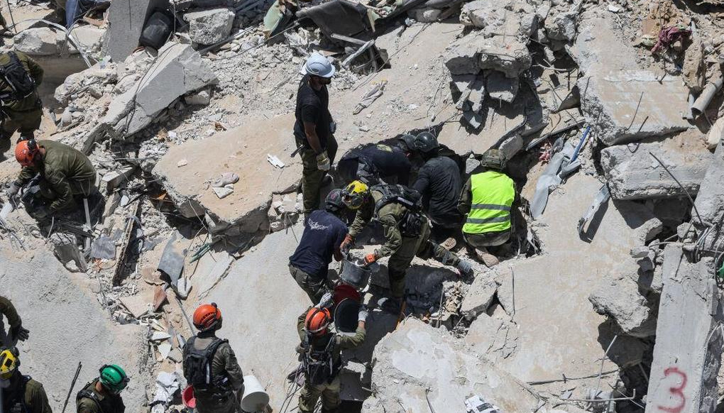 Иранската ракета поразила в неделя градчето Бат Ям южно от